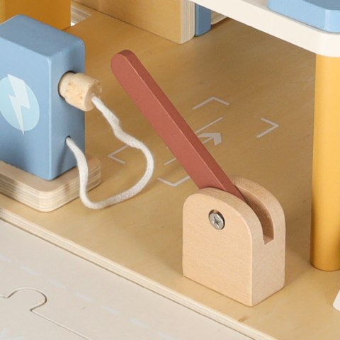 Garaż drewniany parking samochodowy piętrowy stacja benzynowa